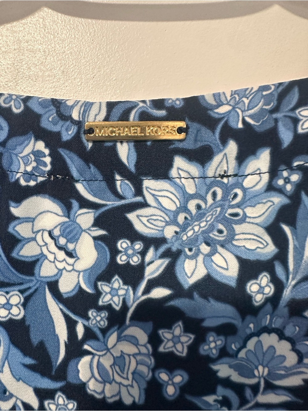 Relaxed Floral V-Neck Women's Top in Navy Blue - Picture 5 of 5